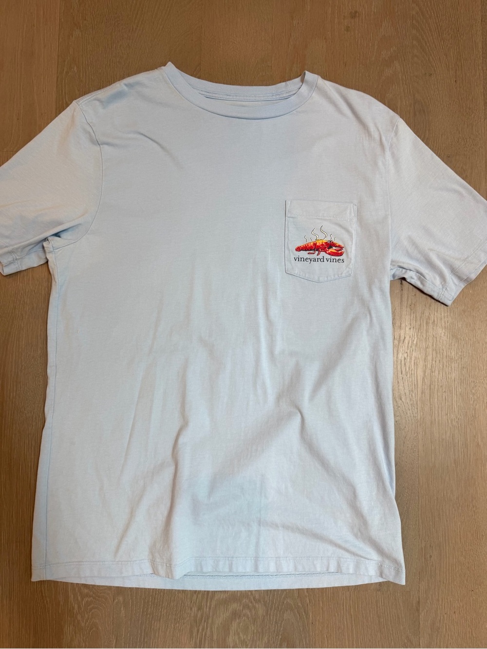 Vineyard Vines Men’s Light Blue Pocket T-Shirt, Lobster Bake, EUC, M